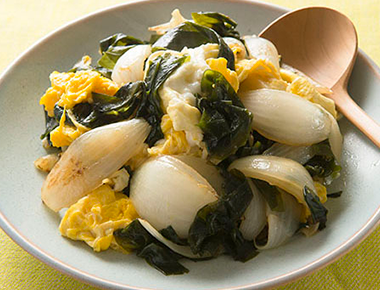 新玉ねぎとわかめ、卵の炒めもの