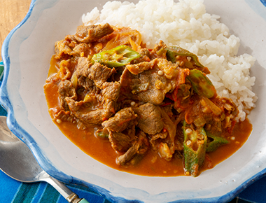 牛肉とトマト、オクラのカレー