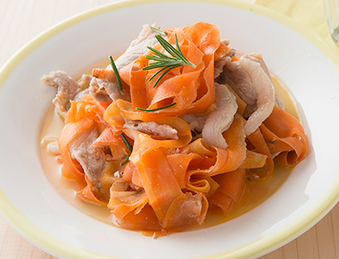 ひらひらにんじんと豚肉のワイン蒸し